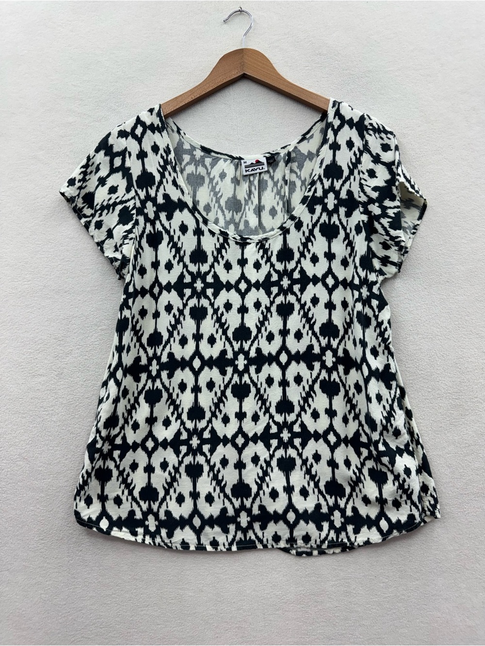 Kavu Women’s Medium Bernice Split Back Top Ikat Print Black Cream Top